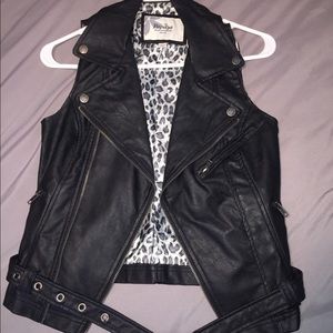 Leather vest🖤